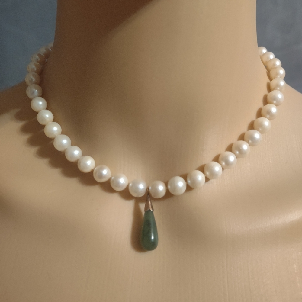 Vintage genuine round Pearl necklace with natural Jade stone